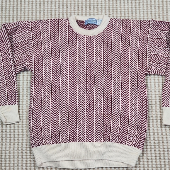 Penns Landing Other - Stylish Burgundy and White Crewneck Sweater